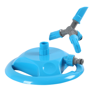  地面旋转塑料喷头为植物喷水 