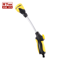 淋浴軟管噴嘴澆水的花園植物